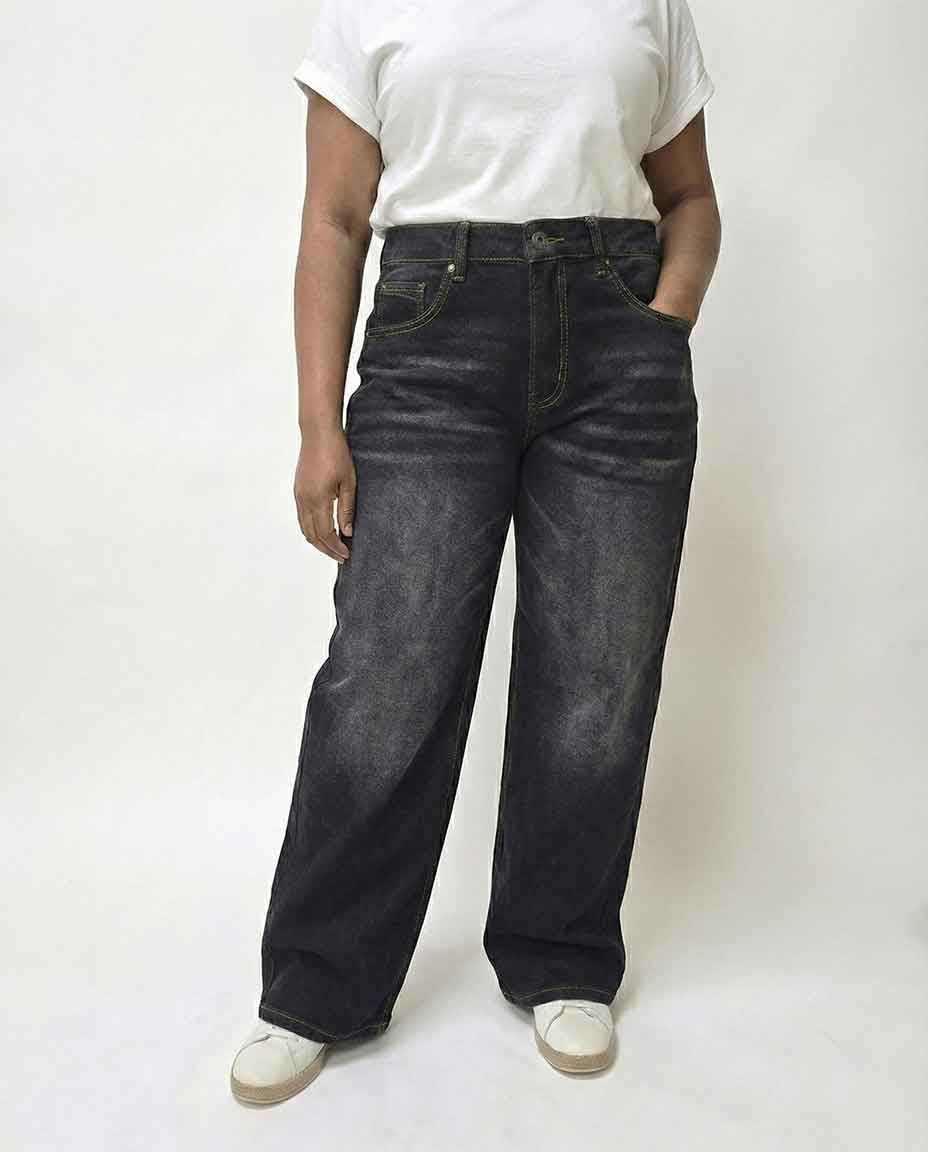 high_waisted_wide_leg_jeans_pocket_and_purpose_black_large_front_view_of_jeans_wide_view